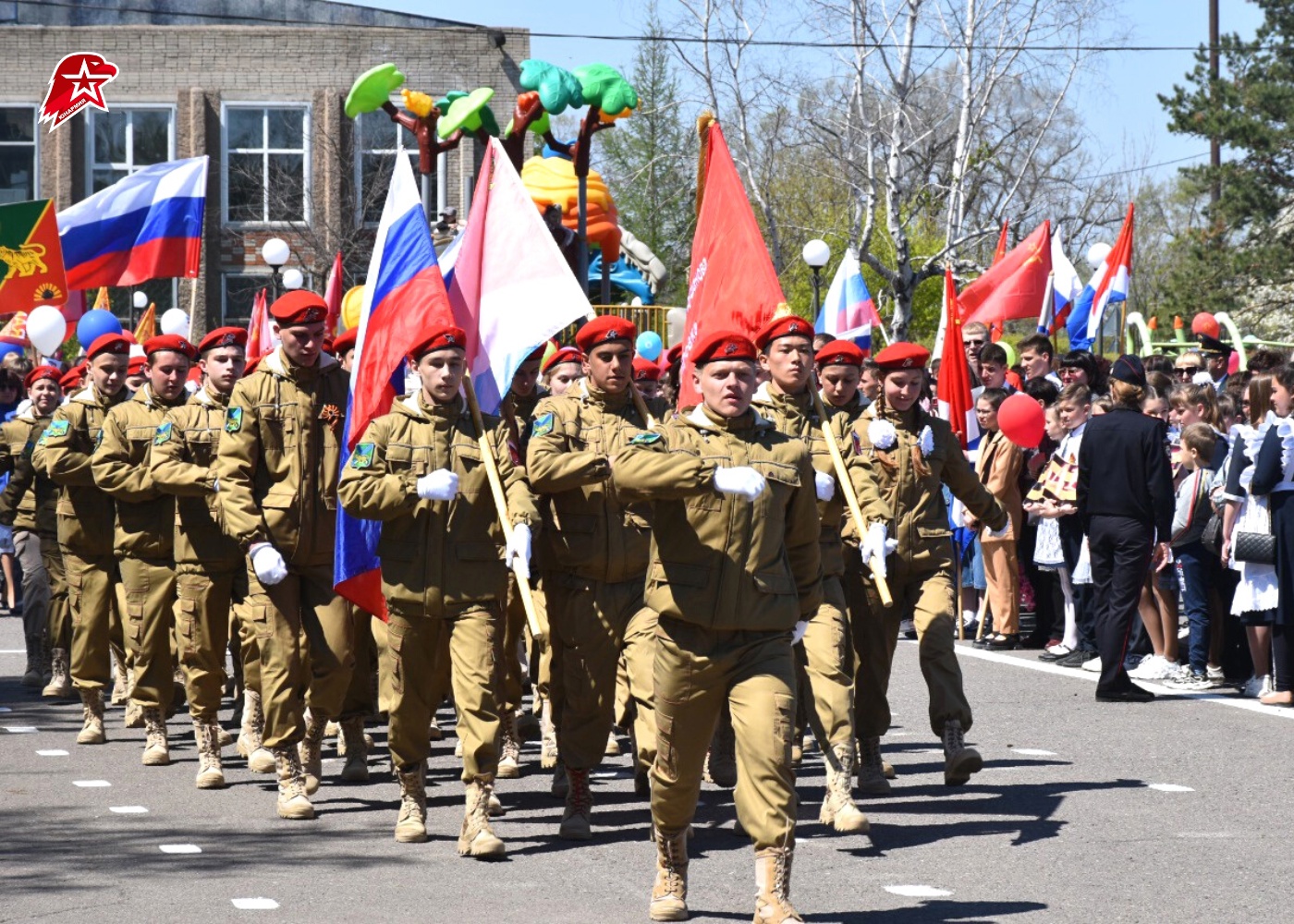 Молодежное патриотическое движение на параде